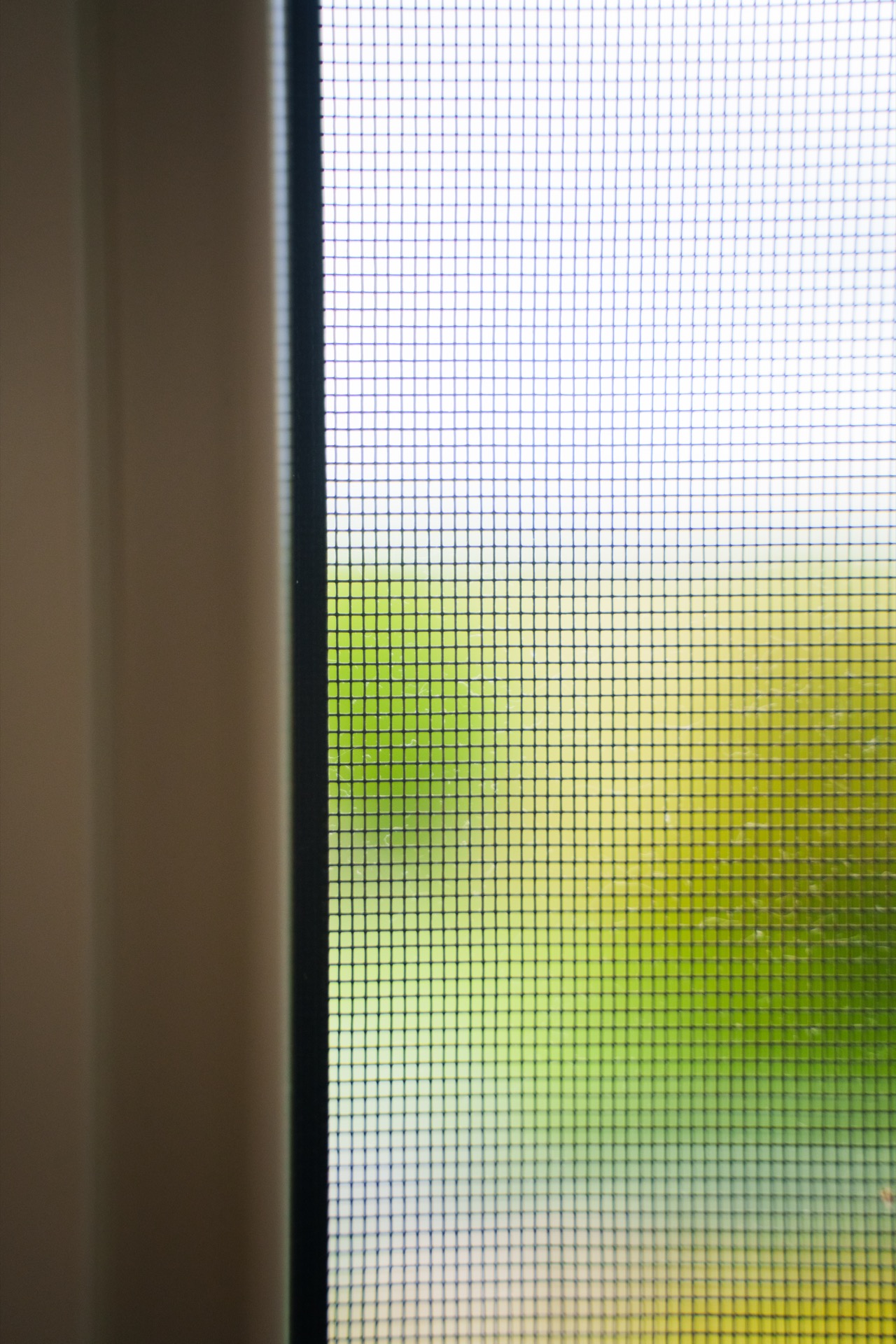 Retractable fly screens